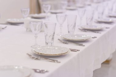 Sofra ve eşya bir tablo. Bir öğle yemeğinde Restoran