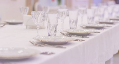 Sofra ve eşya bir tablo. Bir öğle yemeğinde Restoran