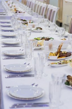 Ziyafet masada bir eylem. Bir yemek masası üzerinde eşya ve soğuk meze