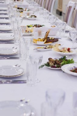 Ziyafet masada bir eylem. Bir yemek masası üzerinde eşya ve soğuk meze