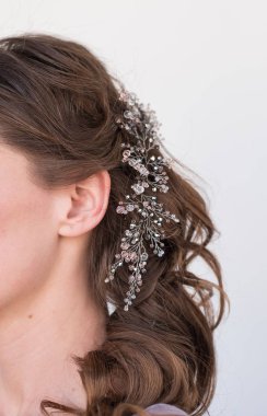 Saç modeli düğün. Güzel bir saç tokası ile dekore edilmiş zarif saç modeli