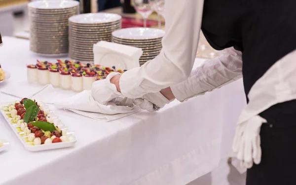 Wspaniałe Desery Przekąski Świątecznym Stole Kelner Ręce Białe Rękawiczki Usługi — Zdjęcie stockowe