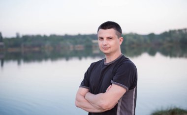 Yakışıklı genç adam göl kıyısında. Avrupa adam portresi