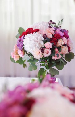 Kırmızı çiçekli düğün masa dekor. Masanın üzerine güzel çiçekler.