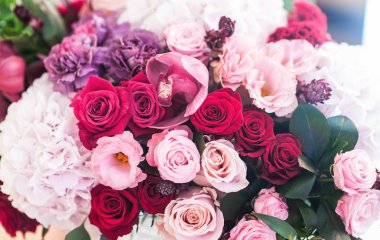 Gül çalılı düğün buketi, arka planda Ranunculus asiaticus