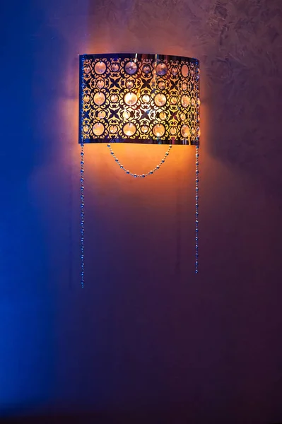 Lampadario Elegante Una Parete Dettaglio Interno Lampada Con Luce Gialla — Foto Stock