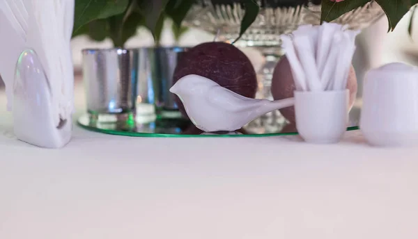 鸟形装饰 餐桌上装饰的小细节 婚礼详情 — 图库照片
