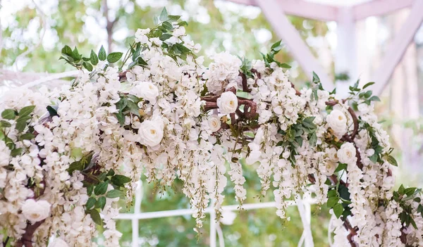 Arco Boda Decorado Con Flores Ramo Flores Blancas Hermosa Decoración — Foto de Stock