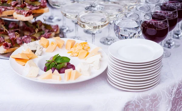 Pyszne przekąski zimne catering na wesele — Zdjęcie stockowe