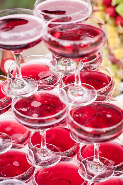 Czerwone wino w piękne okulary w formie szwedzkiego stołu — Zdjęcie stockowe
