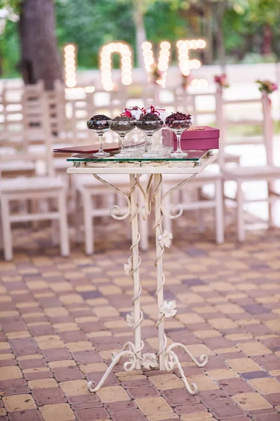 Mesa de vidrio para una ceremonia de boda — Foto de Stock