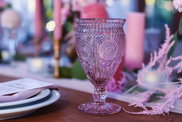 粉红色玻璃葡萄酒的装饰酒杯。假日用品 — 图库照片