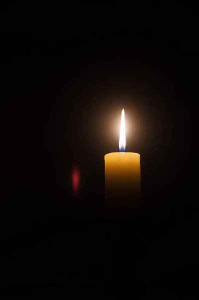 Kerzenfunke im dunklen Raum. — Stockfoto