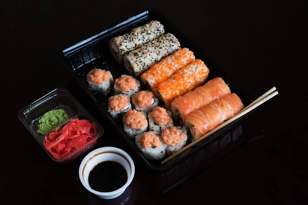 Dostawa Japońskiego Jedzenia Domu Gotowy Zestaw Bułek Sushi Czarnym Tle — Zdjęcie stockowe