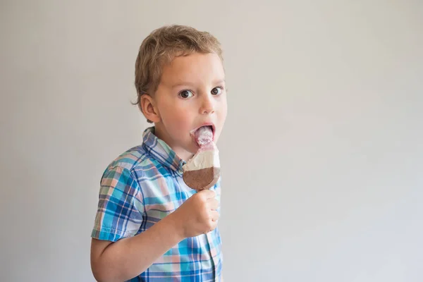 Bel Ragazzo Dai Capelli Biondi Mangia Gelato Bastone Ragazzo Con — Foto Stock