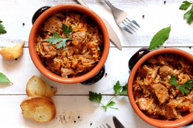 Et ile doldurulmuş lahana. Bigos geleneksel Polonya yemeği. Üst görünüm.