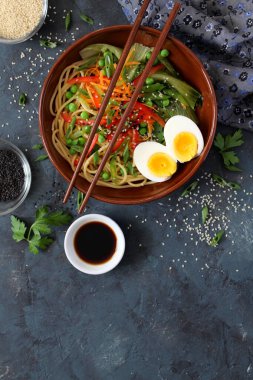 Sebzeli erişte ve arka planda yumurta. Kopyalama alanı olan üst görünüm. Asya yemekleri.