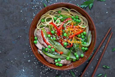 Biftek ve sebzeli erişte. Asya yemekleri. Kopyalama alanı olan üst görünüm.