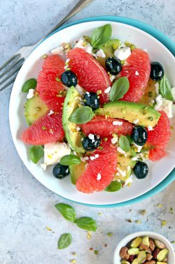 Greyfurtlu avokado salatası, peynir, zenciler ve şam fıstığı. Kopyalama alanı olan üst görünüm. Sağlıklı gıda konsepti.