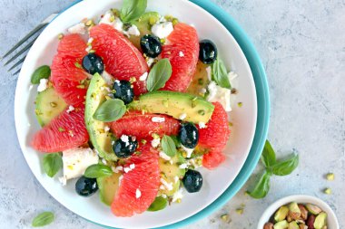 Greyfurtlu avokado salatası, peynir, zenciler ve şam fıstığı. Kopyalama alanı olan üst görünüm. Sağlıklı gıda konsepti.