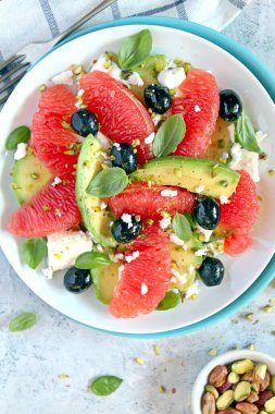 Greyfurtlu avokado salatası, peynir, zenciler ve şam fıstığı. Kopyalama alanı olan üst görünüm. Sağlıklı gıda konsepti.