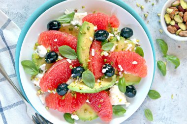 Greyfurtlu avokado salatası, peynir, zenciler ve şam fıstığı. Kopyalama alanı olan üst görünüm. Sağlıklı gıda konsepti.