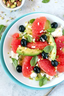 Greyfurtlu avokado salatası, peynir, zenciler ve şam fıstığı. Kopyalama alanı olan üst görünüm. Sağlıklı gıda konsepti.