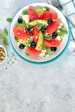 Greyfurtlu avokado salatası, peynir, zenciler ve şam fıstığı. Kopyalama alanı olan üst görünüm. Sağlıklı gıda konsepti.