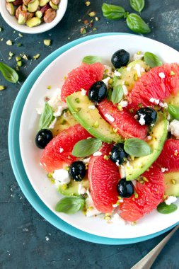 Greyfurtlu avokado salatası, peynir, zenciler ve şam fıstığı. Kopyalama alanı olan üst görünüm. Sağlıklı gıda konsepti.