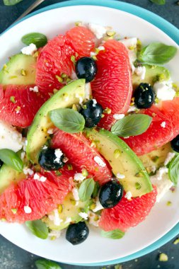 Greyfurtlu avokado salatası, peynir, zenciler ve şam fıstığı. Kopyalama alanı olan üst görünüm. Sağlıklı gıda konsepti.