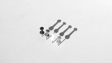 beyaz zemin üzerine gölge ile dört siyah beyaz itme pimleri