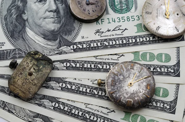 Staré Hodiny Pozadí Peněz Dolary Čas Jsou Peníze Peníze Chce — Stock fotografie