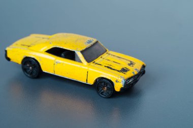 Yeşil araba. Yan görünümü. Alan gri bir adam üzerine sığ derinliği