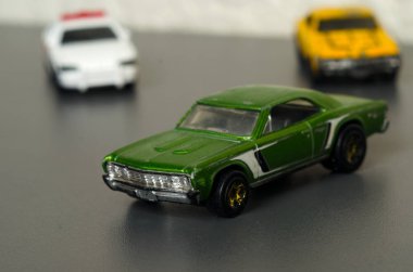 Yeşil araba. Yan görünümü. Alan gri bir adam üzerine sığ derinliği