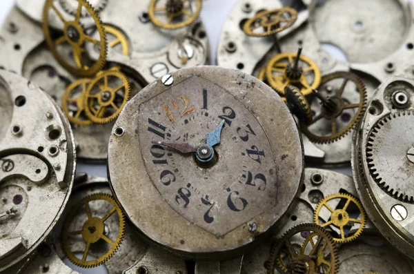 Vintage saat yüzünü clockwork arka plan üzerinde izole