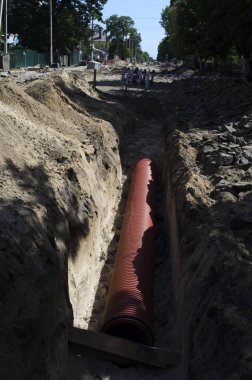 Yeni plastik kanalizasyon tellerin zemine yerleştirilmesi.