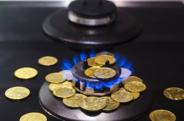 Gaz, kavramı kriz maliyeti. Alev paralar ile gaz sobası. Metan maliyeti. Gaz madeni para daha pahalı
