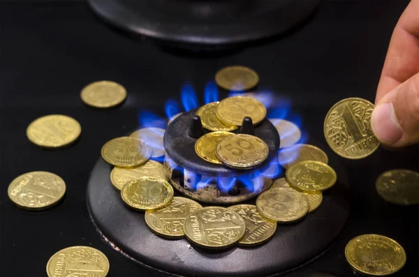 Gaz, kavramı kriz maliyeti. Alev paralar ile gaz sobası. Metan maliyeti. Gaz madeni para daha pahalı