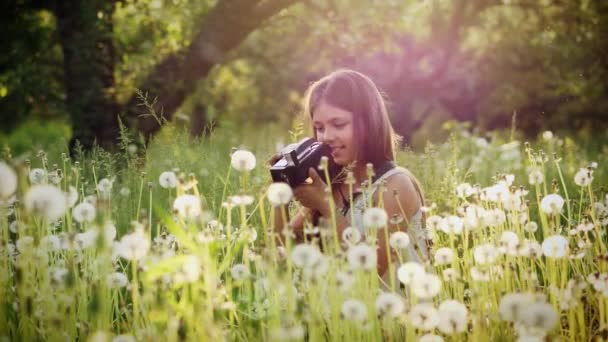 Chica fotógrafa de doce años toma fotos de la naturaleza — Vídeo de stock