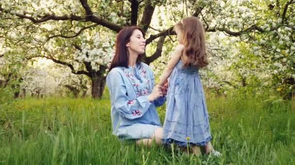 Madre e hijo se abrazan y se divierten al aire libre en la naturaleza — Vídeo de stock