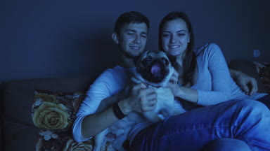 Televizyon programı ile köpek izlerken Çift