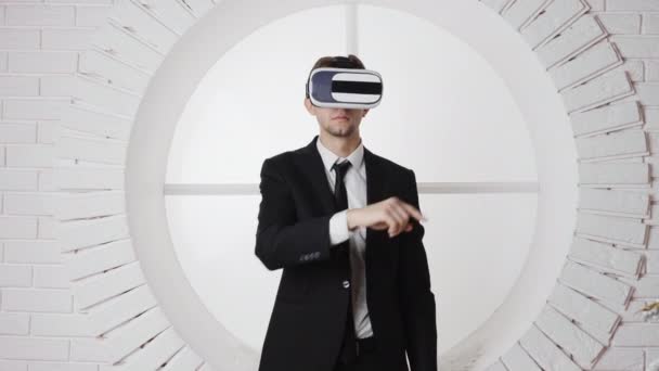 Молодой человек в очках виртуальной реальности. Озил. Картон Google — стоковое видео