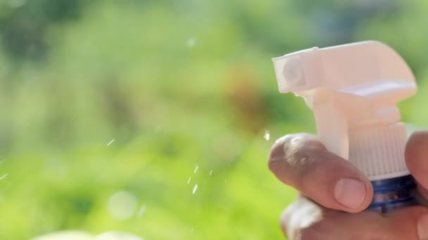 Mano de hombre, rociando con la botella del aerosol — Vídeos de Stock