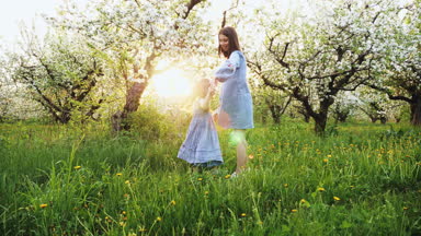 Açık havada oynamak çok güzel beş yaşındaki kızı annesiyle