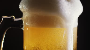 Bira kupa bir barda içine dökülür. Yakın çekim