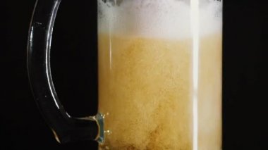 Bira kupa bir barda içine dökülür. Hareket