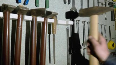 Araçlar ile stand. Araçları sırayla düzenlenir