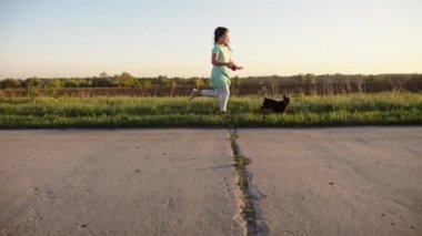 Çalışan ve köpeklerle oynuyor