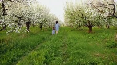 Kızı yürüyüş ile birlikte anne