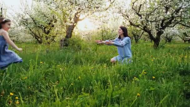 Infanzia felice: mamma e figlia che si abbracciano e ridono — Video Stock